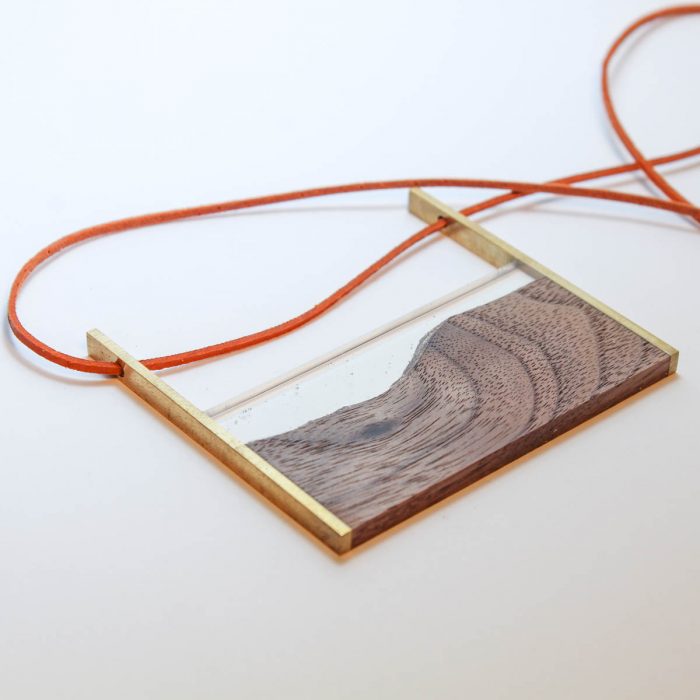 Geometrikus női nyaklánc, fából és sárgarézből.